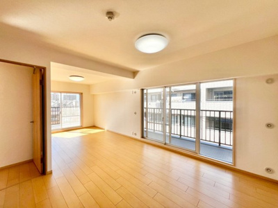 【居間・リビング】 | メゾンドール浜寺北 | 【リビング】ＬＤＫ約１８．３帖♪暮らしの中心となるリビングは、家族みんなが心地よく過ごせる癒しの空間ですよ♪