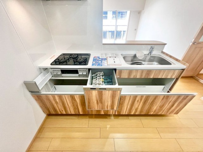 【キッチン】 | メゾンドール浜寺北 | 【システムキッチン新調】お料理に集中しやすい壁付キッチンですよ♪３口コンロの使いやすいシステムキッチンで毎日のお料理も気持ち良くできますね！