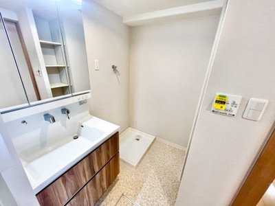 【独立洗面台】 | メゾンドール浜寺北 | 【シャワー付き洗面台新調】身だしなみを整えるのに重宝するシャワー付きの洗面台です♪洗面台に収納もあるため、整頓しやすいですね！