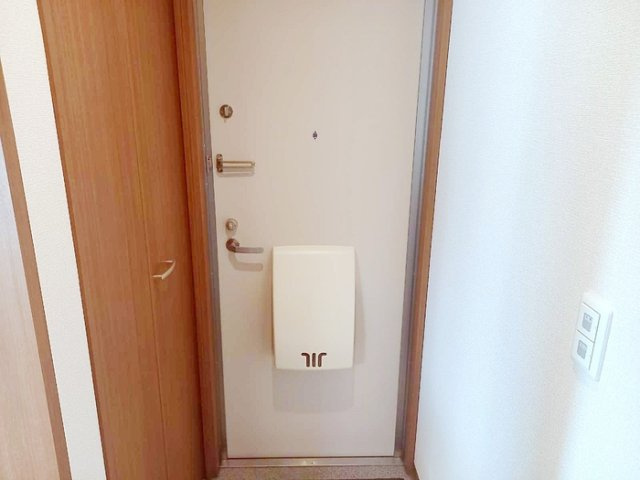 プレジール津志田の玄関