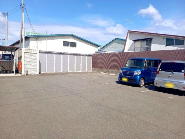 プレジール津志田の駐車場