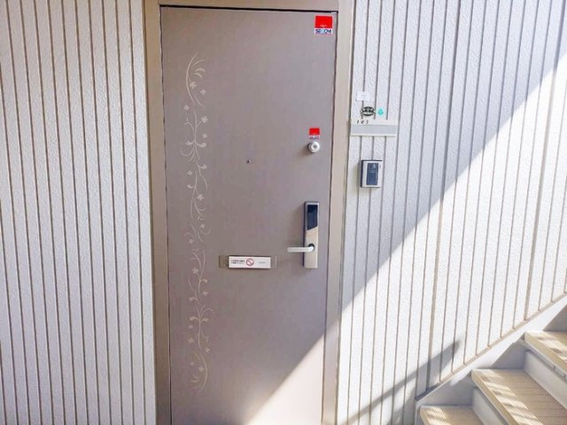 プレジール津志田の玄関