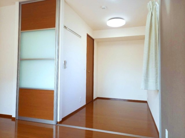 プレジール津志田の洋室