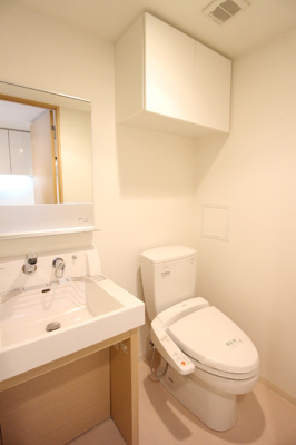 【トイレ】 | プラウドフラット鶴見Ⅱ | キッチンやフローリングの色が異なる場合がございますので、現地にて確認下さい。※参考写真