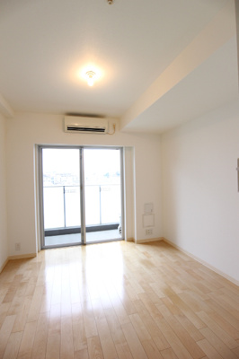 【洋室】 | プラウドフラット鶴見Ⅱ | キッチンやフローリングの色が異なる場合がございますので、現地にて確認下さい。※参考写真