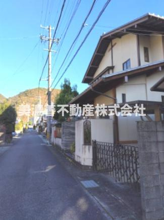 ６６２０３　岐阜市長良中古戸建の前面道路含む現地写真