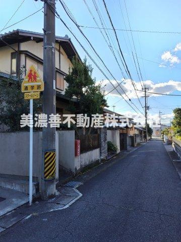 ６６２０３　岐阜市長良中古戸建の前面道路含む現地写真