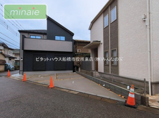 【前面道路含む現地写真】 | 並列2台駐車　長期優良住宅　大穴北27期　1棟 | 販売現地