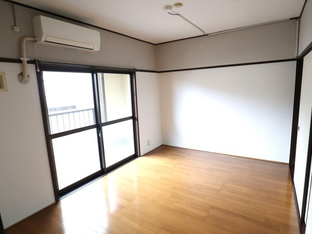 磯松マンションの洋室