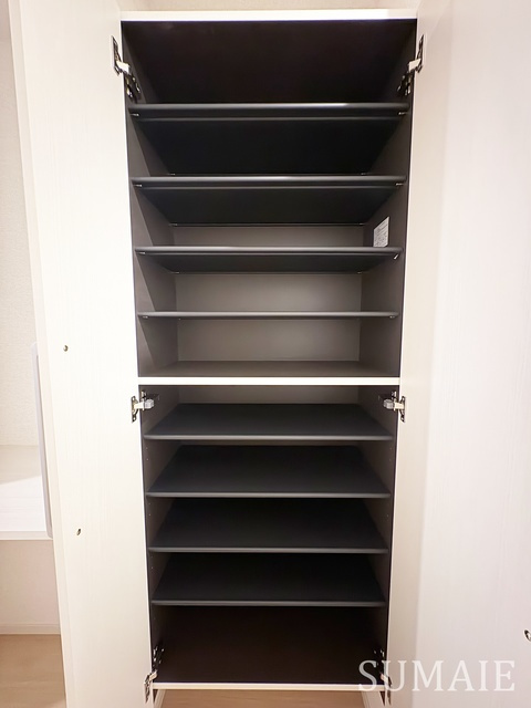 メゾンドビューラシーヌⅢの玄関|シューズボックスです☆