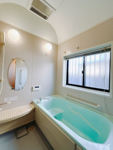 【中古戸建】高崎市飯塚町の浴室|■浴室｜デザイン性に優れた浴室♪1日の疲れを癒す、ゆったりとしたバスタイムをぜひお過ごしください(*＾＾*)大きな窓付きで嬉しい♪