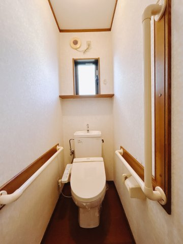 【中古戸建】高崎市飯塚町のトイレ|■トイレ｜1階・2階にトイレをご用意しております。窓付きなので常に綺麗を保てます！