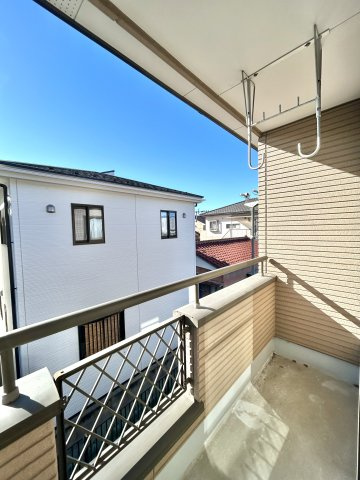 【中古戸建】高崎市飯塚町のバルコニー|■バルコニー｜プライバシーが守られたインナーバルコニーは、くつろぎの空間としても、アウトドアの空間としても活躍をしてくれます。