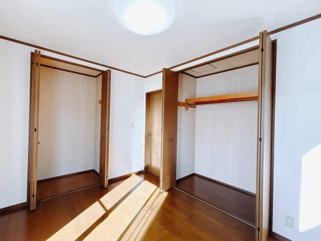 【中古戸建】高崎市飯塚町の洋室|■2階洋室｜お子様の一人部屋にピッタリな洋室。木のぬくもりを感じるフローリングは、天然木の味わいが時とともに深みを増していきます。また、傷にも強く、フリーワックスでお手入れもラクラクです♪