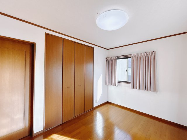 【中古戸建】高崎市飯塚町の洋室|■2階洋室｜子供部屋のメリットは「自立心を養うことができる」「自分で整理整頓できるようになる」そして、お子様が成長した際には「プライバシーを確保できる」といい事だらけ♪
