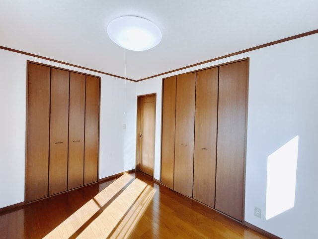 【中古戸建】高崎市飯塚町の洋室|■2階洋室｜ナチュラルカラーの床です。模様替えなどとても楽しく工夫できます♪陽当たり、風通しもとても良いので毎日快適な生活スタートです！子供部屋にも良いですね♪