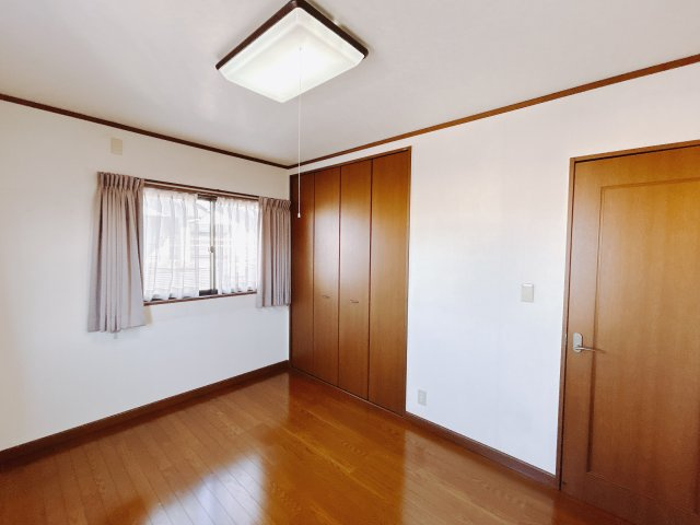 【中古戸建】高崎市飯塚町の洋室|■2階洋室｜2階各居室には収納をご用意しています♪常にお部屋を綺麗に保てます！小さなお子様も自然とお片付けができるようになるのでうれしいですよね！