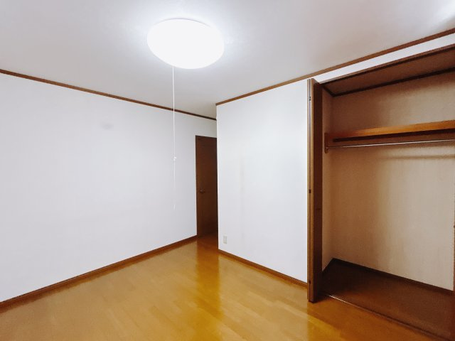 【中古戸建】高崎市飯塚町の洋室|■2階洋室｜自分の部屋を持っている子どもたちは、自分のおもちゃや勉強道具、洋服などの私物をひとつの部屋で管理できるようになります。