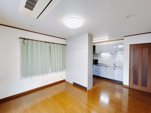 【中古戸建】高崎市飯塚町の居間・リビング|■リビング｜時の流れと共に陽射しは装いを変え空間に新たな彩りを与えます。一日中家に居ても飽きることなく過ごすことができる素敵な空間です♪