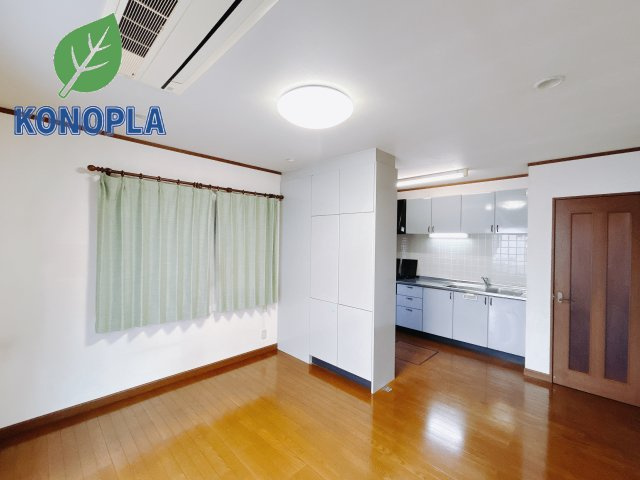 【中古戸建】高崎市飯塚町の居間・リビング|■リビング｜時の流れと共に陽射しは装いを変え空間に新たな彩りを与えます。一日中家に居ても飽きることなく過ごすことができる素敵な空間です♪