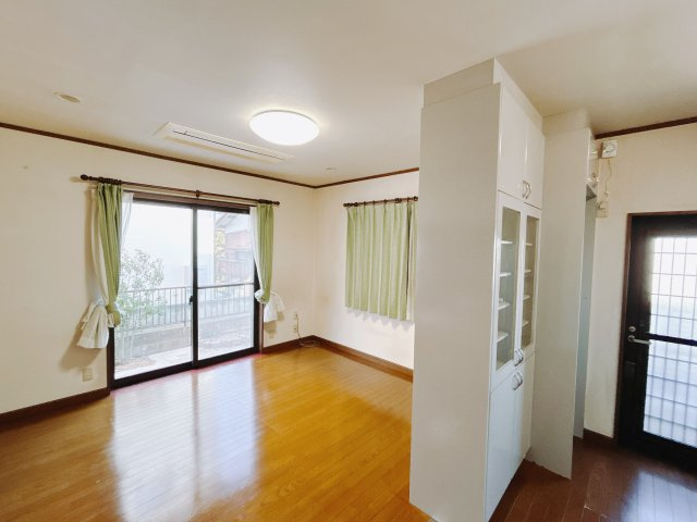 【中古戸建】高崎市飯塚町の居間・リビング|■リビング｜窓から射し込む陽射しが縦横に広がり、あたたかな空間が形づくられています。ここはご家族の笑顔集まる憩いの空間です( ＾＾ )