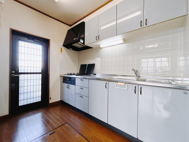 【中古戸建】高崎市飯塚町のキッチン|■キッチン｜ワークトップの幅が広く、お子様といっしょにお料理をつくったり、ちょっとしたパーティーも楽しめます。フラットなのでお掃除がしやすいのもポイントです♪