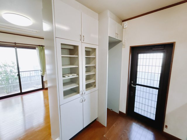 【中古戸建】高崎市飯塚町のキッチン|■キッチン｜キッチン裏にはカップボード付きなので収納も安心です♪