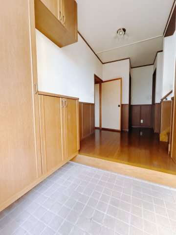 【中古戸建】高崎市飯塚町の玄関|■玄関｜毎日の「いってらっしゃい」や「お帰りなさい」を大切なご家族と過ごす玄関は〈使いやすさ〉を追求しております。玄関横の物入は急な来客時でもさっとお片付けできるスペースを確保しています。
