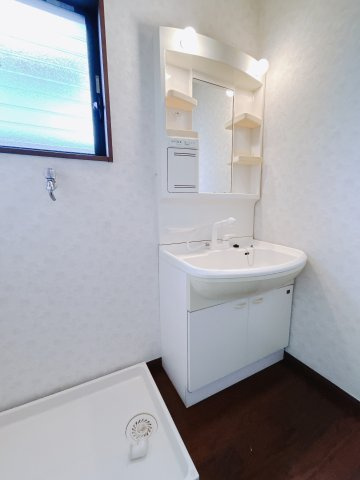 【中古戸建】高崎市飯塚町の独立洗面台|■洗面室｜大きな鏡で朝の身支度もラクラク♪毎日の忙しい準備が楽しくなる洗面所です(^^♪
