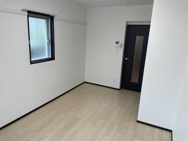 apartmentAの居間・リビング|角部屋で明るいです