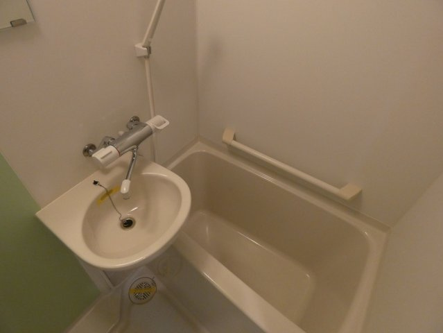 apartmentAの浴室|浴槽付きです