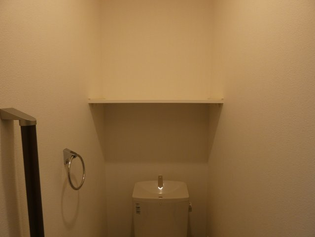 apartmentAの収納|トイレ内収納です