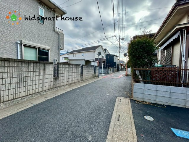 西区佐知川　新築戸建　ルシェールAの前面道路含む現地写真