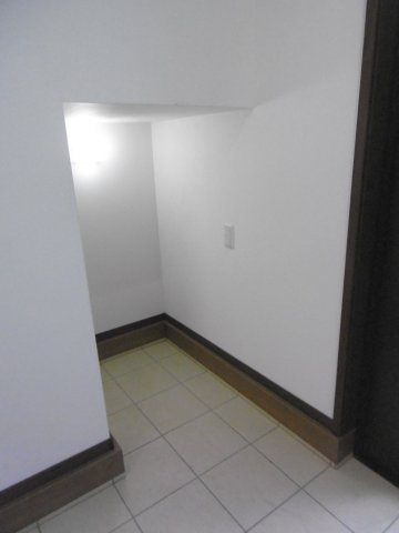 つくば市春風台　東南角地の玄関|玄関横収納