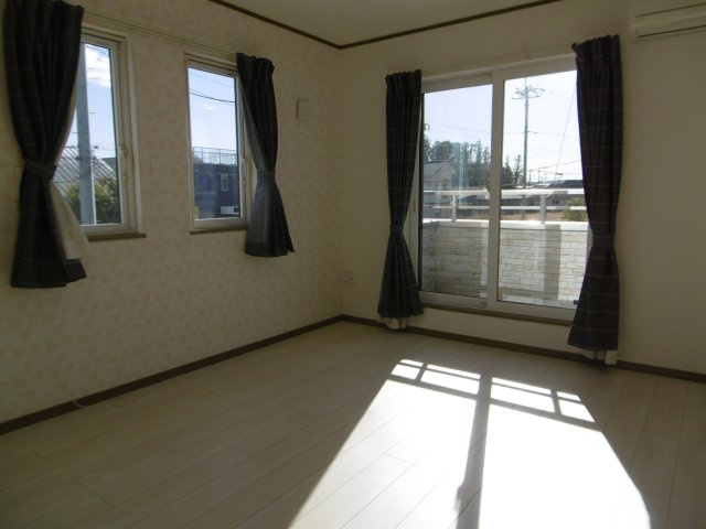 つくば市春風台　東南角地の洋室|２階　南東側７帖の洋室