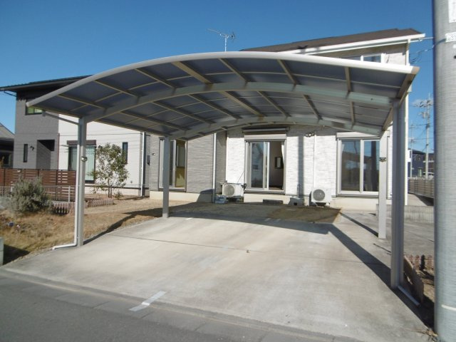 つくば市春風台　東南角地の駐車場|２台分のカーポート付きです。
