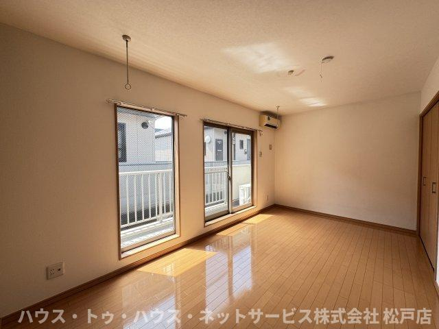 クレフラスト松戸吉井町Ｂ棟の居間・リビング