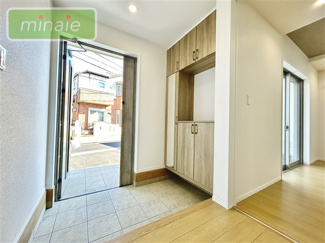 【玄関】 | 室内物干し・食洗機付　LDK高天井　三山2　1棟 | 施工例