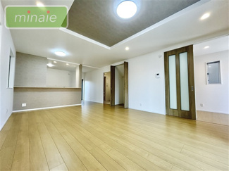 【居間・リビング】 | 室内物干し・食洗機付　LDK高天井　三山2　1棟 | 施工例