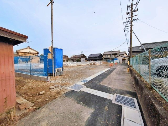 【前面道路含む現地写真】 | 知多市金沢郷中第２　１号棟