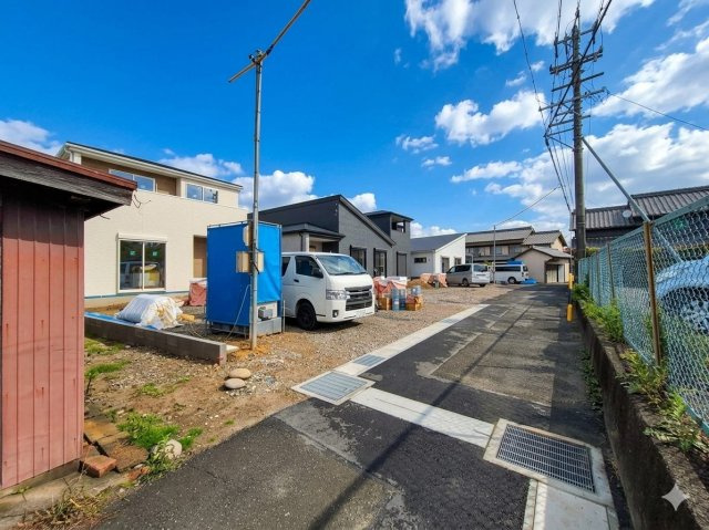 【前面道路含む現地写真】 | 知多市金沢郷中第２　１号棟