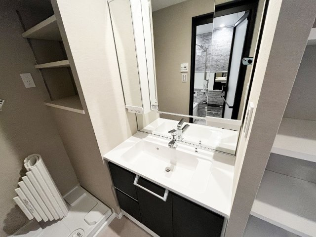 【独立洗面台】 | ライオンズマンション大泉学園　(保谷店) | シャワー水栓付洗面化粧台は掃除もしやすく安心。寝ぐせ直しにも便利なので朝の身支度がスムーズに進みます。