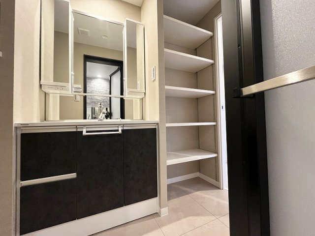 【脱衣所】 | ライオンズマンション大泉学園　(保谷店) | タオルや着替えの収納に便利な収納棚付き！洗濯機置場の横にも棚があり、洗剤ストックなどもスッキリと片付きやすいです。