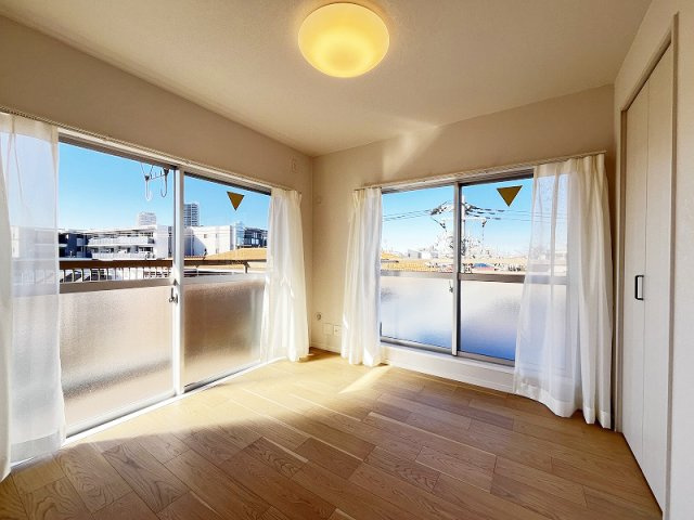 【寝室】 | ライオンズマンション大泉学園　(保谷店) | 4.8帖/2面採光につき暖かな陽射しが差し込みます。