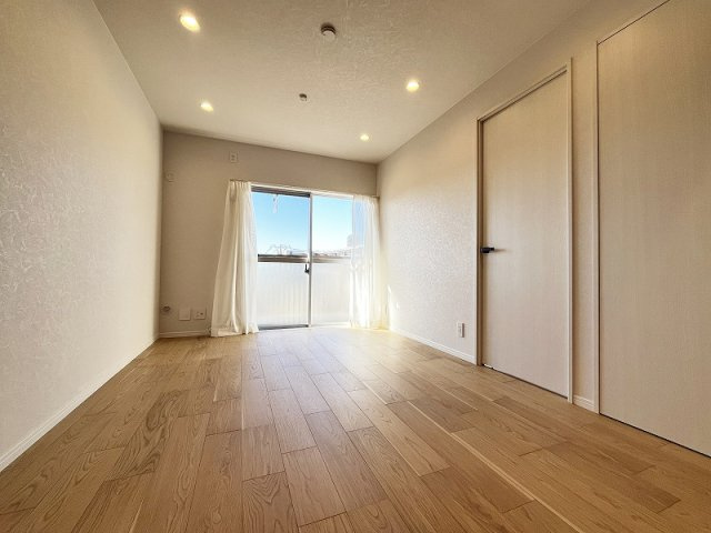 【居間・リビング】 | ライオンズマンション大泉学園　(保谷店) | 落ち着いた色味のクロスとフローリングでほっと一息つける空間。