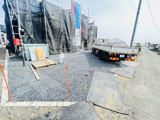 新築　伊勢崎市市場町第9　クレイドルガーデン　1号棟の駐車場|現地写真　駐車スペースは並列3台分可能です！

