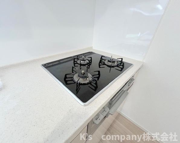 ◎茅ヶ崎市赤松町　プライム湘南辻堂リーフィアレジデンスのキッチン|三口ガスコンロでお料理の幅が広がります◇