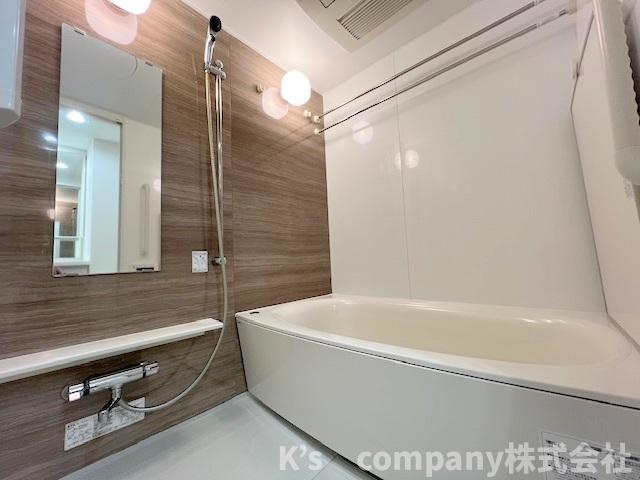 ◎茅ヶ崎市赤松町　プライム湘南辻堂リーフィアレジデンスの浴室|木目調の暖かみのあるアクセントパネルで心地の良い空間♪