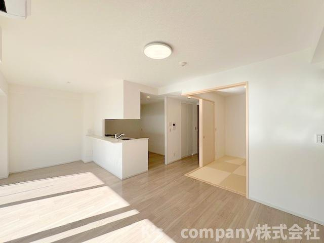 ◎茅ヶ崎市赤松町　プライム湘南辻堂リーフィアレジデンスの居間・リビング|隣接している和室を開放していますので、リビングはより広く感じられます♪