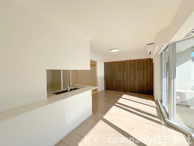 ◎茅ヶ崎市赤松町　プライム湘南辻堂リーフィアレジデンスの居間・リビング|リビングの正面にはワイドバルコニーがあり、バルコニーからの明るさも室内に入る暖かみのある憩いのスペース◇